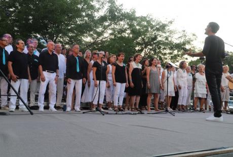 Les choristes du Chœur Couleur Turquoise ont clôturé la journée avant le Ciné en plein air avec leur spectacle tout en voix, judicieusement intitulé Ombre et lumière…