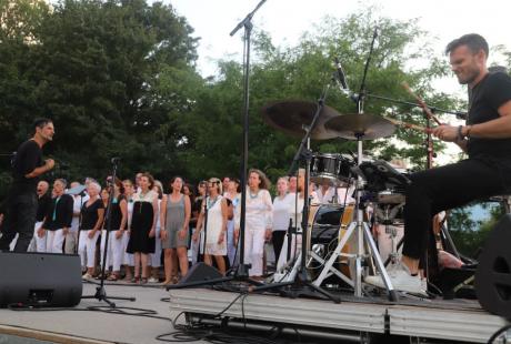 Les choristes du Chœur Couleur Turquoise ont clôturé la journée avant le Ciné en plein air avec leur spectacle tout en voix, judicieusement intitulé Ombre et lumière…