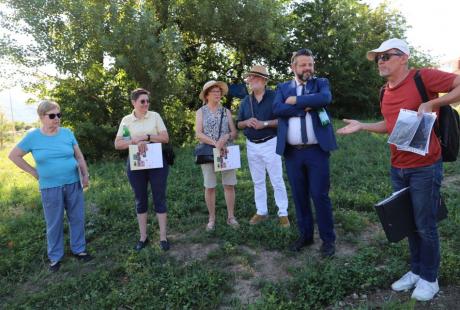 Une vingtaine d'habitant-es ont participé à la visite du Centre-ville proposée par la Direction de la ville durable, avec les commentaires de son directeur Philippe Vic et en présence de l'adjoint Pierre Labriet.