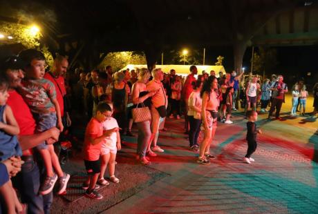 Après le feu, les habitant-es se sont retrouvé-es pour partager une dernière danse au rythme des morceaux du groupe Braslavie, qui a mené certain-es jusqu'au bout de la nuit...