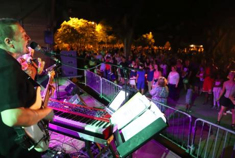 Après le feu, les habitant-es se sont retrouvé-es pour partager une dernière danse au rythme des morceaux du groupe Braslavie, qui a mené certain-es jusqu'au bout de la nuit...