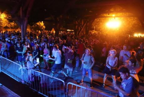 Après le feu, les habitant-es se sont retrouvé-es pour partager une dernière danse au rythme des morceaux du groupe Braslavie, qui a mené certain-es jusqu'au bout de la nuit...