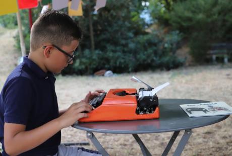 Atelier d’écriture à la main ou à la machine, de couverture de livres ou de lecture pour les plus petits : le Pôle de la lecture et de l’écrit a conquis son public !