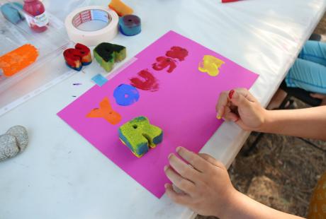 Une création de peinture sur un atelier artistique