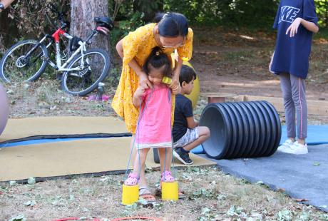 enfant et sa mère en train de s'initier aux arts circaciens