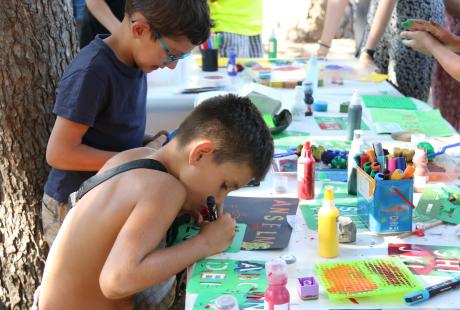 Enfant en train de réaliser une peinture lors d'un atelier