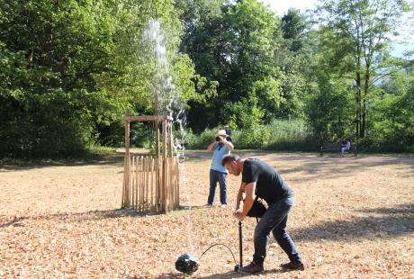 Fusée d'eau décollant vers le ciel