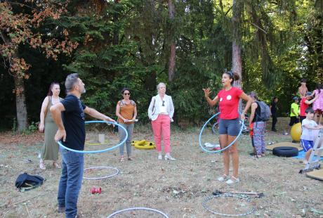 Personnes s'initiant au hula-hoop