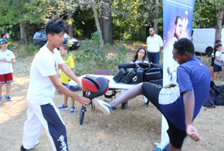 Deux garçons en train de pratiquer le Taekwondo