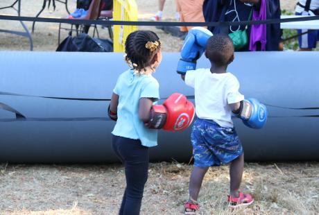 Deux enfants en train de s'initier à la boxe