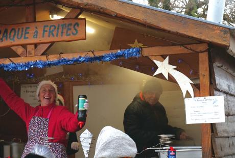 Photo d'une bénévole de la baraque à frites en plein travail