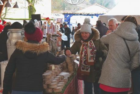 Dégustation d'un des produits des nombreux producteurs locaux 