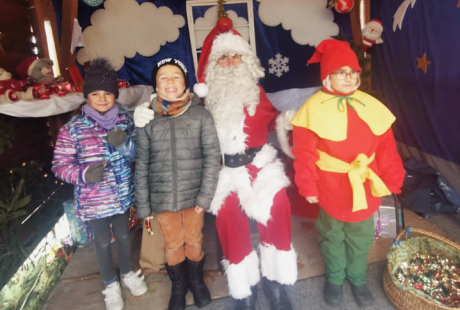 Une photo du Père Noël avec des enfants 