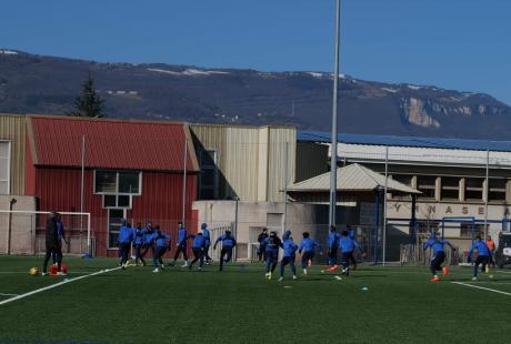 Le GF38 qui s'entraîne sur le stade 