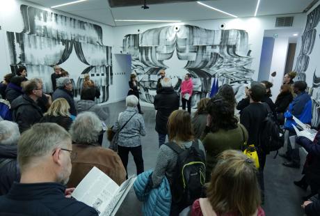 Du monde lors du vernissage de l'exposition le 2 mars.