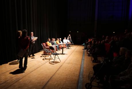 Des femmes ont fait une lecture publique de textes de Mohamed Rouabhi.