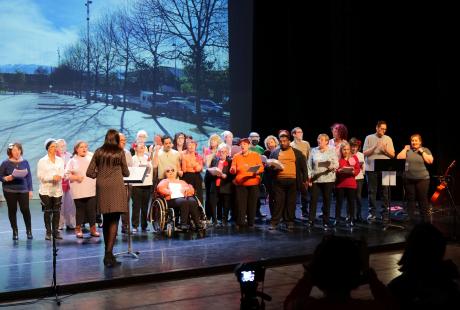 Un groupe d'habitants a offert un spectacle musical pour conclure la journée.