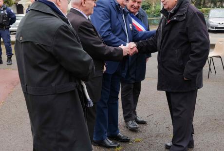 Jean-Pierre Falque a reçu la médaille de la défense nationale avec l'agrafe Sahara.