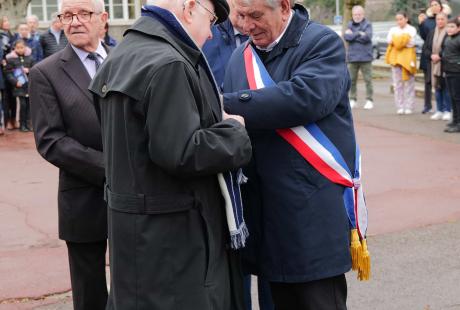 René Petitjean a reçu la médaille de la défense nationale avec l'agrafe Sahara, la croix du combattant et la médaille de reconnaissance de la nation.