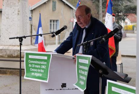 Jean-Pierre Calvet, président du Comité de liaison des associations d'anciens combattants d'Echirolles, a lu le message de la FNACA.
