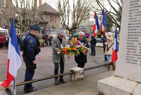 Zaïm Bouhafs, adjoint, et Renzo Sulli, maire d'Echirolles, ont déposé la gerbe de la ville.