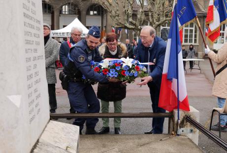 Nicole Gernez, membre de la FNACA, et Jean-Pierre Calvet, président du Comité de liaison des associations d'anciens combattants d'Echirolles, ont déposé la gerbe du Comité de liaison..