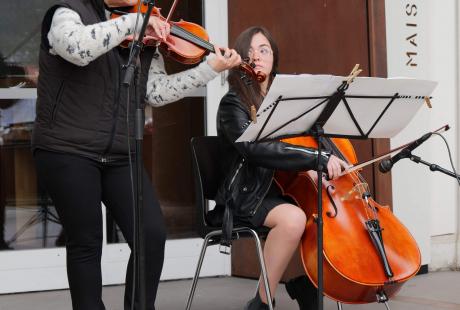 Le salut aux drapeaux a été accompagné par Lucile Remond au violon et Violaine Remond au violoncelle.