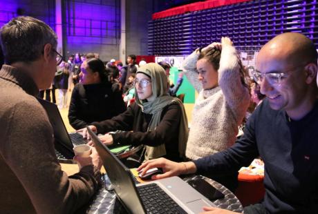 Stands d'information, échanges sur l’entreprenariat, présentation des projets jeunes, le tout, confortablement installé dans des fauteuils, autour d'une table basse... L'espace jeunesse animé par plusieurs partenaires de la ville a fait le plein !