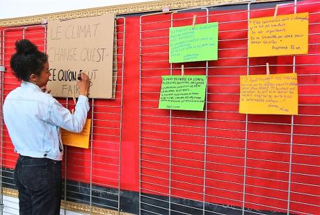 Un mur d'expression permettait aux jeunes d'exprimer leur point de vue, ici sur la question du changement climatique.