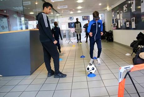 Les jeunes ambassadeurs de la sécurité routière encadrés par la Direction de la prévention de la Ville, proposaient un stand de simulation à la conduite en état d'ébriété, à l'aide de lunettes. 