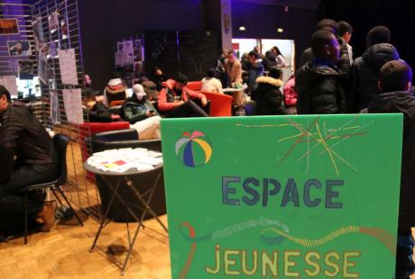 Stands d'information, échanges sur l’entreprenariat, présentation des projets jeunes, le tout, confortablement installé dans des fauteuils, autour d'une table basse... L'espace jeunesse animé par plusieurs partenaires de la ville a fait le plein !