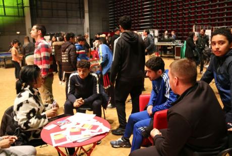 Stands d'information, échanges sur l’entreprenariat, présentation des projets jeunes, le tout, confortablement installé dans des fauteuils, autour d'une table basse... L'espace jeunesse animé par plusieurs partenaires de la ville a fait le plein !