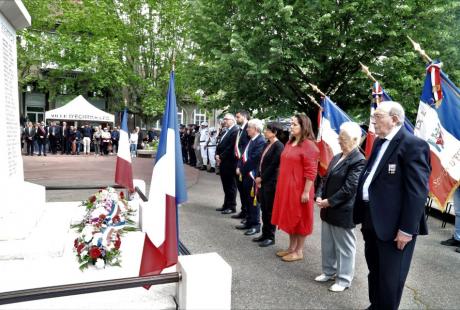 Le maire Renzo Sulli et la première adjointe Amandine Demore, Laetitia Rabih, conseillère métropolitaine, le maire de Grugliasco Emanuele Gaito et son adjoint aux relations internationales, Dario Lorenzoni, le président du comité de liaison des anciens combattants Jean-Pierre Calvet et Mireille Pouyet, membre de la Fnaca, devant le Monument aux morts.