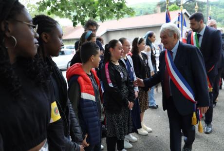 Les élu-es ont chaleureusement salué les participant-es à la cérémonie, ici le groupe des cadets de la sécurité civile, aux côtés des porte-drapeaux, les militaires de la 2e compagnie du 7e régiment de Varces les sapeurs-pompiers et bénévoles de la Croix-Rouge d'Echirolles.