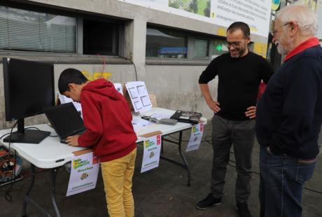 Un stand de réparation de matériels informatique était tenu par un habitant du quartier qui proposait ses services.