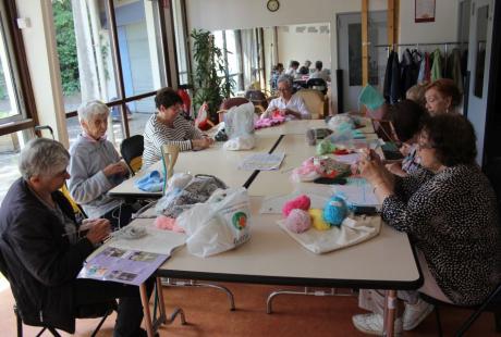 Le lendemain, jeudi, un atelier de couture de protections périodiques réutilisables était organisé à la MDH Essarts-Surieux par l'association Bon sang.