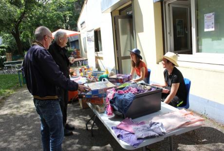 Un espace de troc et de réemploi était aussi proposé par la MDH et la Pro'pulserie, avec notamment un astucieux atelier de construction de mobilier en palettes.