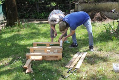 Un espace de troc et de réemploi était aussi proposé par la MDH et la Pro'pulserie, avec notamment un astucieux atelier de construction de mobilier en palettes.