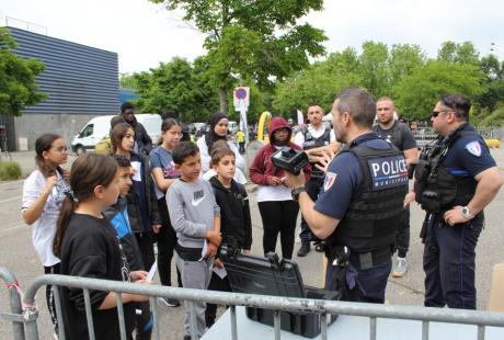 De la découverte des jumelles radar à la mise en situation sur la voirie, il n'y avait qu'un pas que les jeunes ont franchi avec l'aide des policiers municipaux.