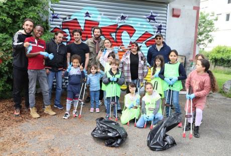 Puis, place à une chasse aux déchets géante organisée par les associations des habitant-es du Gâtinais et Ma chance moi aussi. Entre les jaunes et les bleus, il y avait de la compét' dans l'air...