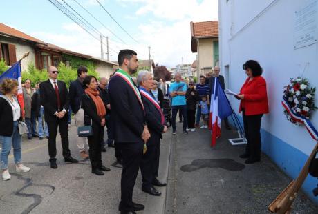 Les maires d'Echirolles, Renzo Sulli et de Grugliasco, Emanuel Gaito, ont tout d'abord accroché une gerbe sous la plaque commémorative dédiée à la mémoire de Marius Buisson, rue de la Résistance.