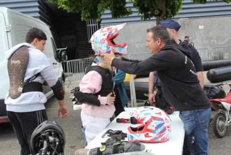 Dorsale sur le dos, casque sur la tête, les jeunes, à partir de 12 ans, ont pu s'essayer à la conduite de mini-motos sur le circuit du centre de loisir jeune de la Police nationale.