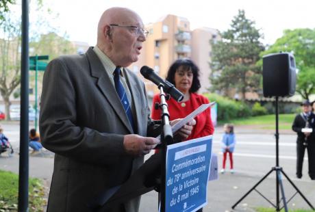 Jean Forestier, représentant de l'ANACR, a rendu hommage aux Résistants Echirollois, ainsi qu'à Lucie Aubrac et Danielle Casanova, devant la stèle de la Résistance érigée à l'initiative du comité Echirolles-Eybens.