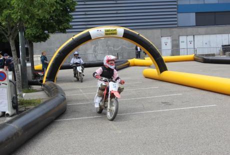 Dorsale sur le dos, casque sur la tête, les jeunes, à partir de 12 ans, ont pu s'essayer à la conduite de mini-motos sur le circuit du centre de loisir jeune de la Police nationale.