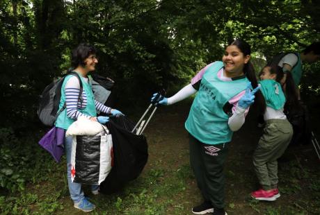 Puis, place à une chasse aux déchets géante organisée par les associations des habitant-es du Gâtinais et Ma chance moi aussi. Entre les jaunes et les bleus, il y avait de la compét' dans l'air...