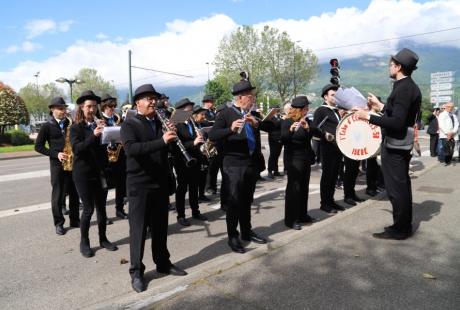 L'ensemble musical L’Écho d’Échirolles a guidé la déambulation, avant d'accompagner les chants des élèves de l'élémentaire Jean-Paul-Marat lors de la cérémonie qui s'est ensuite tenue sur la place de la Libération.