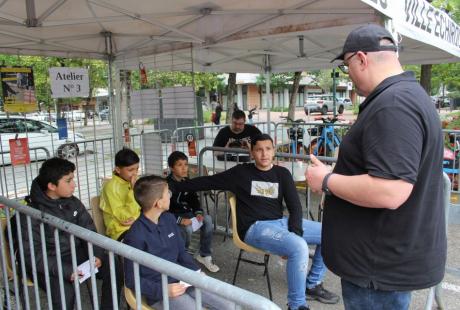 Un stand sensibilisé les jeunes à l'importance du port de la ceinture en voiture. 