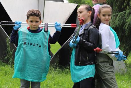 Puis, place à une chasse aux déchets géante organisée par les associations des habitant-es du Gâtinais et Ma chance moi aussi. Entre les jaunes et les bleus, il y avait de la compét' dans l'air...