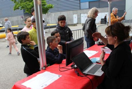 Les intervenants départementaux de la sécurité routière de la Ville étaient présents pour échanger avec les plus jeunes. 