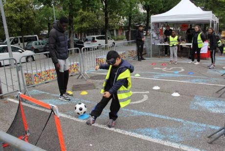 Les jeunes ambassadeurs de la sécurité routière étaient de la partie pour animer le stand de sensibilisation aux dangers de la conduite sous alcool ou stupéfiants à l'aide de lunette de simulation.